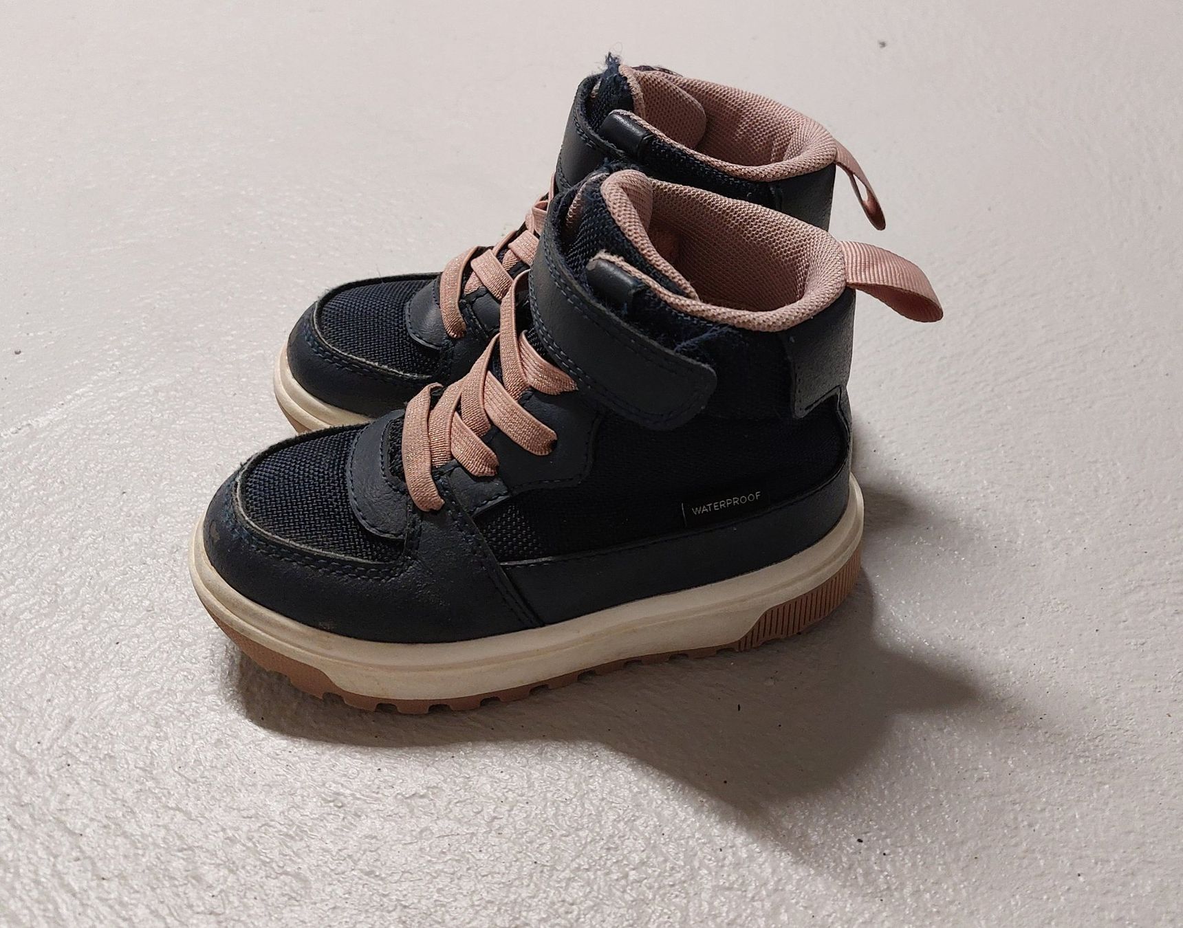 H&M Scarpe per ragazze: Halbhohe wasserdichte H&M Sneaker Grösse 24 – Usato da Hefenhofen venduto da mar_pm5k 2