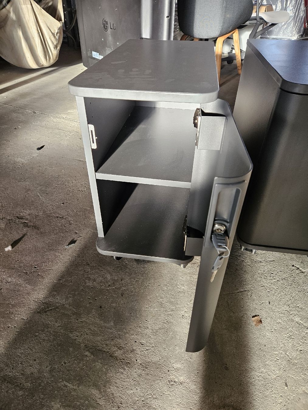 Korpus: 2 Stk. Meroni Bürowagen/Rollcontainer, abschliessbar. – Gebraucht aus Brittnau von Lexmark77 2