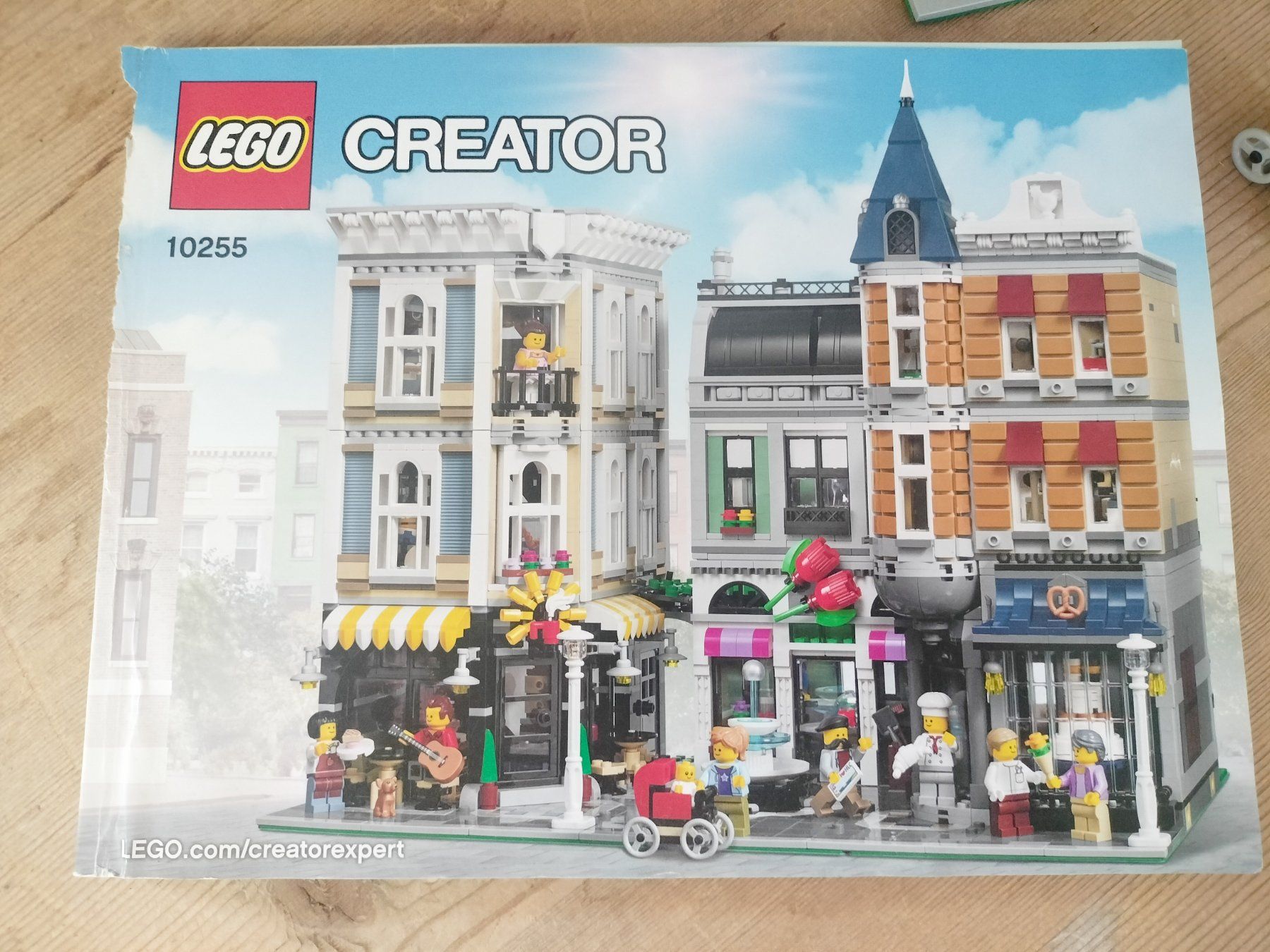 Lego Jouets: Lego Creator Expert 10255 Assembly Square Modular ab 1.- – D'occasion à Wil SG par RoyalBricks 1