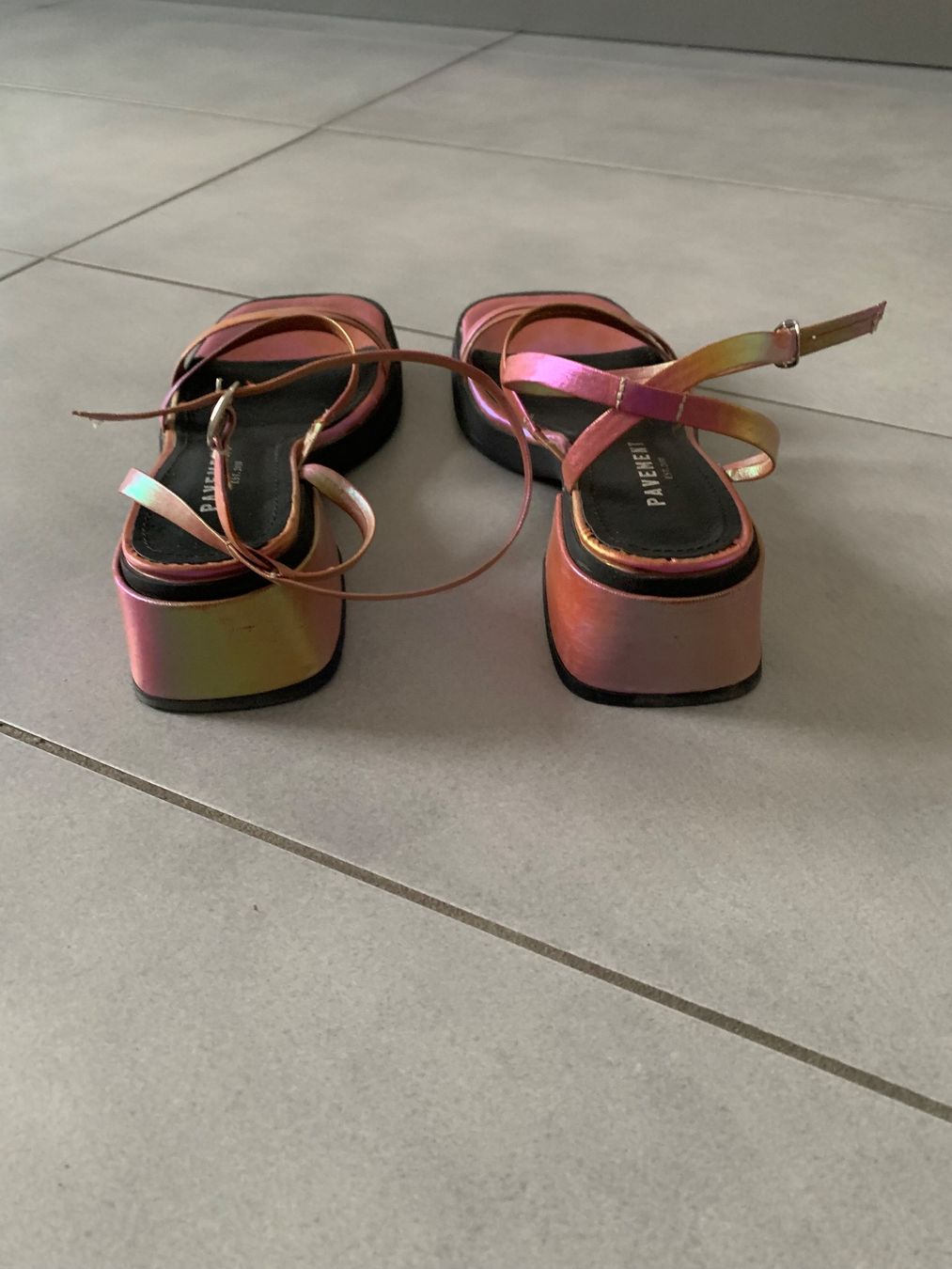 Scarpe da donna: Sandales en cuir irisé Pavement – Usato da Genève venduto da rez_c6c6 2