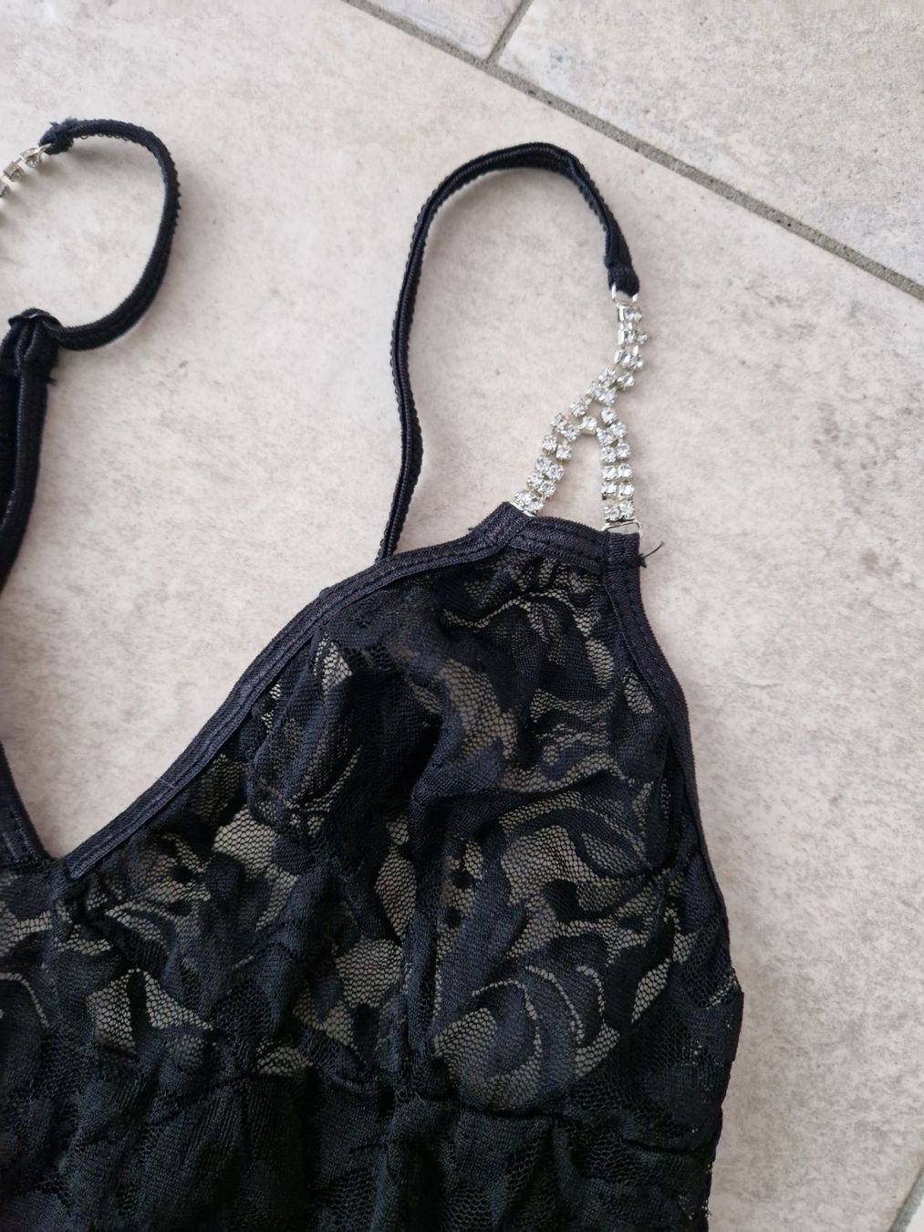 Tops: Schwarzes Spitzen-Top mit Strass-Träger / Grösse S one size – Gebraucht aus Niederrohrdorf von Miripfiri 2