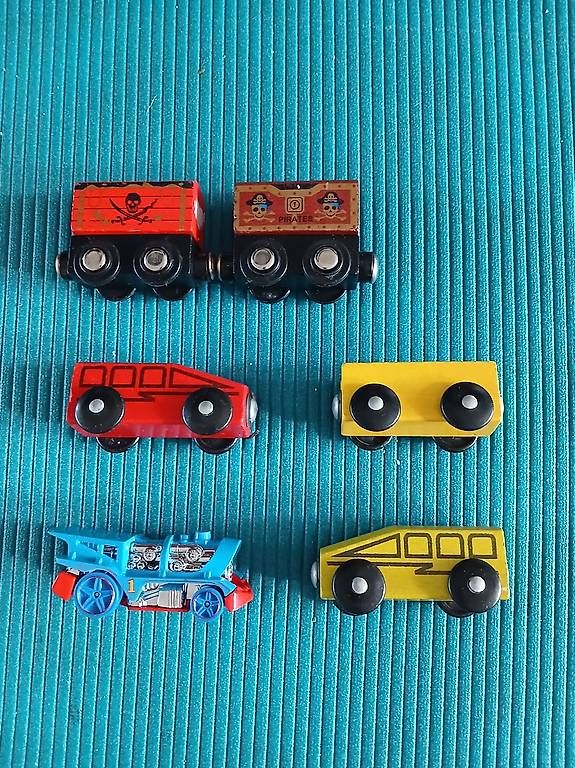 Spielzeuge: 2 Holzloks mit 3 Waggons – Gebraucht aus Langnau am Albis von Alhambra1976