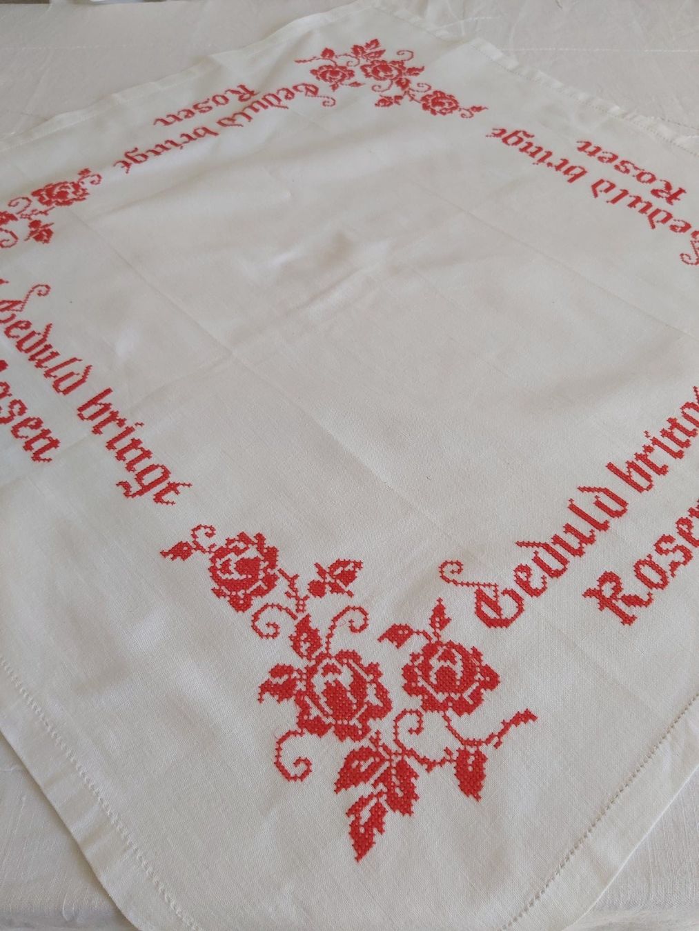 Altra biancheria da tavola: Mitteldecke 100 x 100 cm, handgestickt – Usato da Bern venduto da aronari