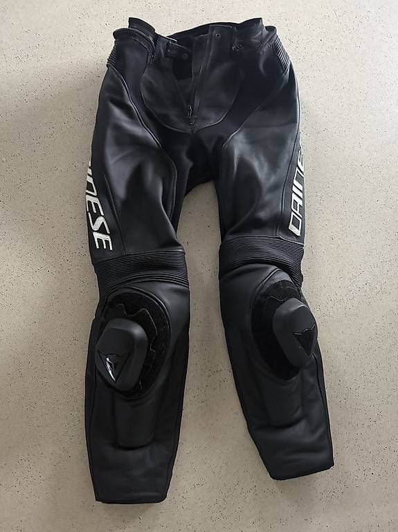 Dainese Pantaloni: Dainese Motorrad-/ Lederhose Gr.44 – Usato da Bubendorf venduto da Tabeaf4