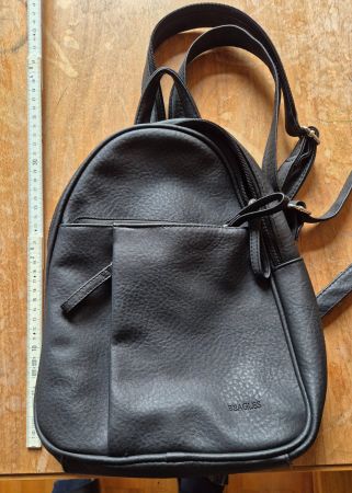 kleiner Rucksack Kunstleder mit vielen Reissverschlussfächer
