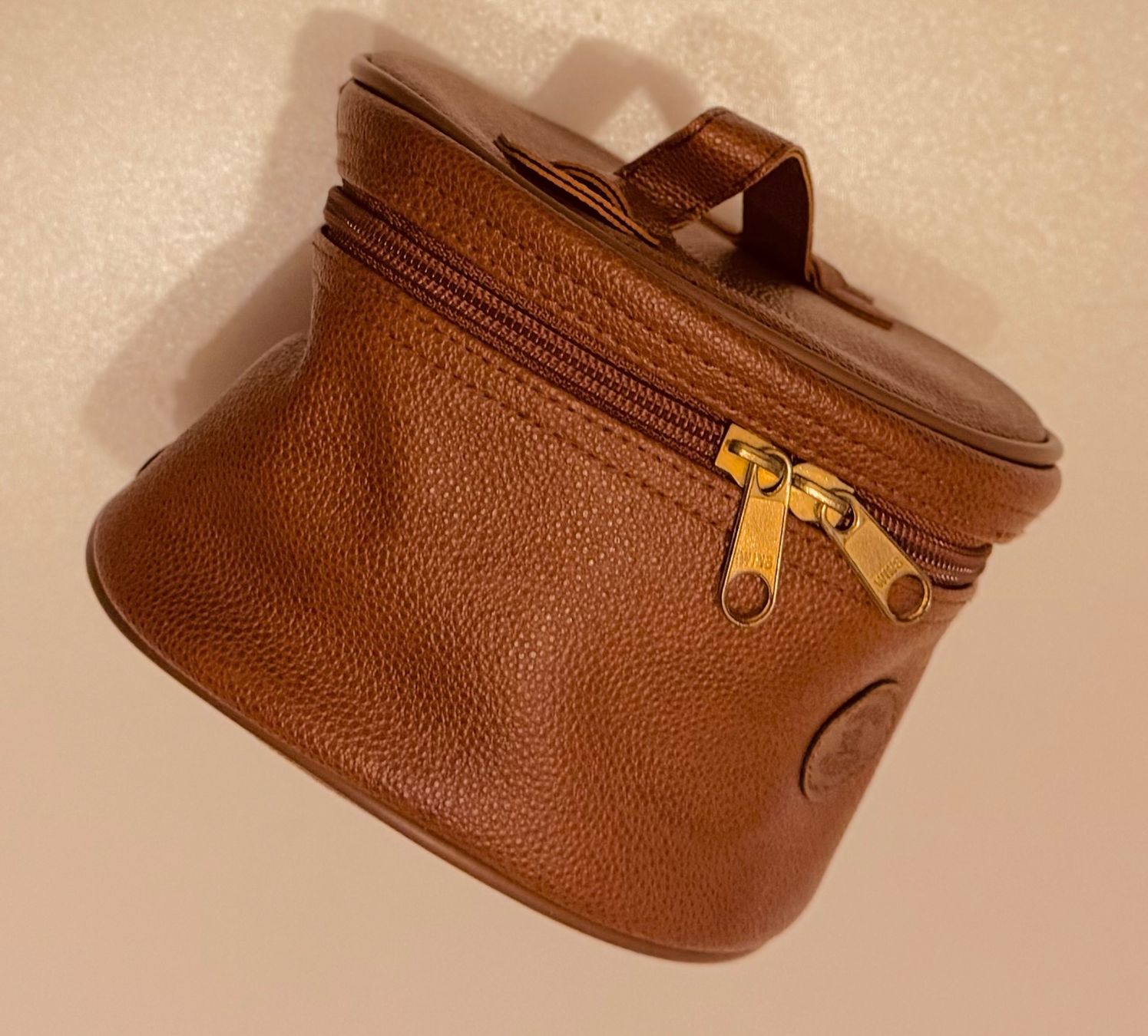 Custodie per cosmetici: Vanity case, trousse neuve avec miroir, couleur cognac – Nuovo e nell'imballaggio originale da Genève venduto da Murmurs 1