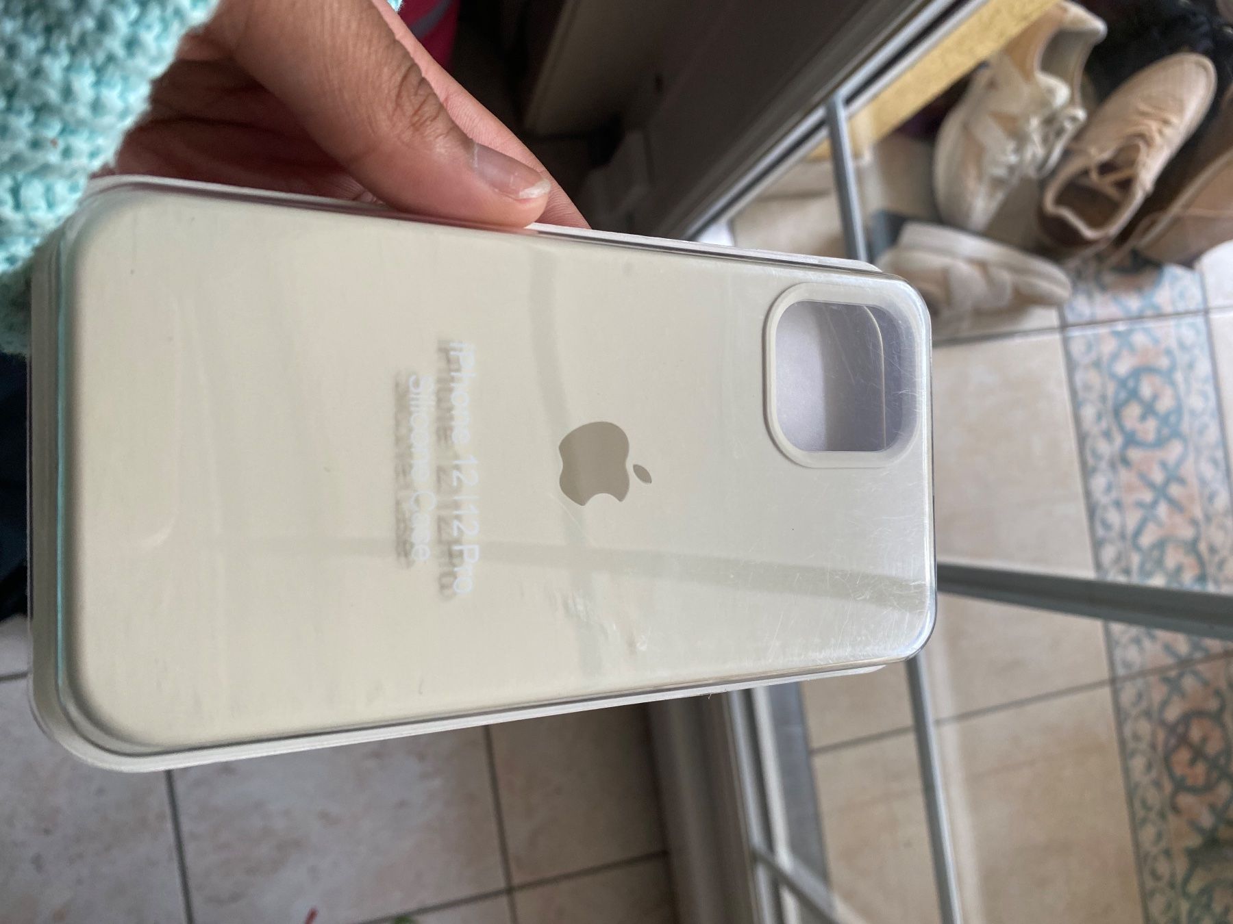 Coques & Protection écran: Coque iPhone 12/12 Pro silicone beige – Neuf avec emballage d'origine à Denges par val_j8w7 2
