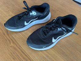 Nike Revolution 7 noir/blanc  taille 37,5  bon état
