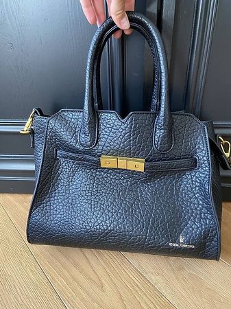 schwarze Ledertasche
