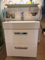 Lavabo mit Schubladenstock. Dazu Mischhanen.