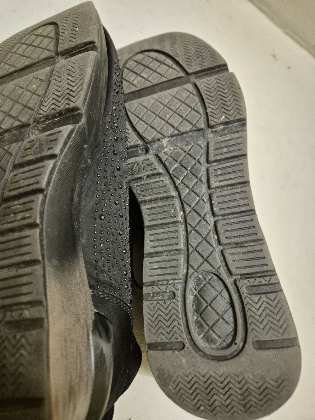 Damenschuhe: Damen Sneaker schwarz mit Glitzersteinen. – Gebraucht aus Bassersdorf von Scotch888 2