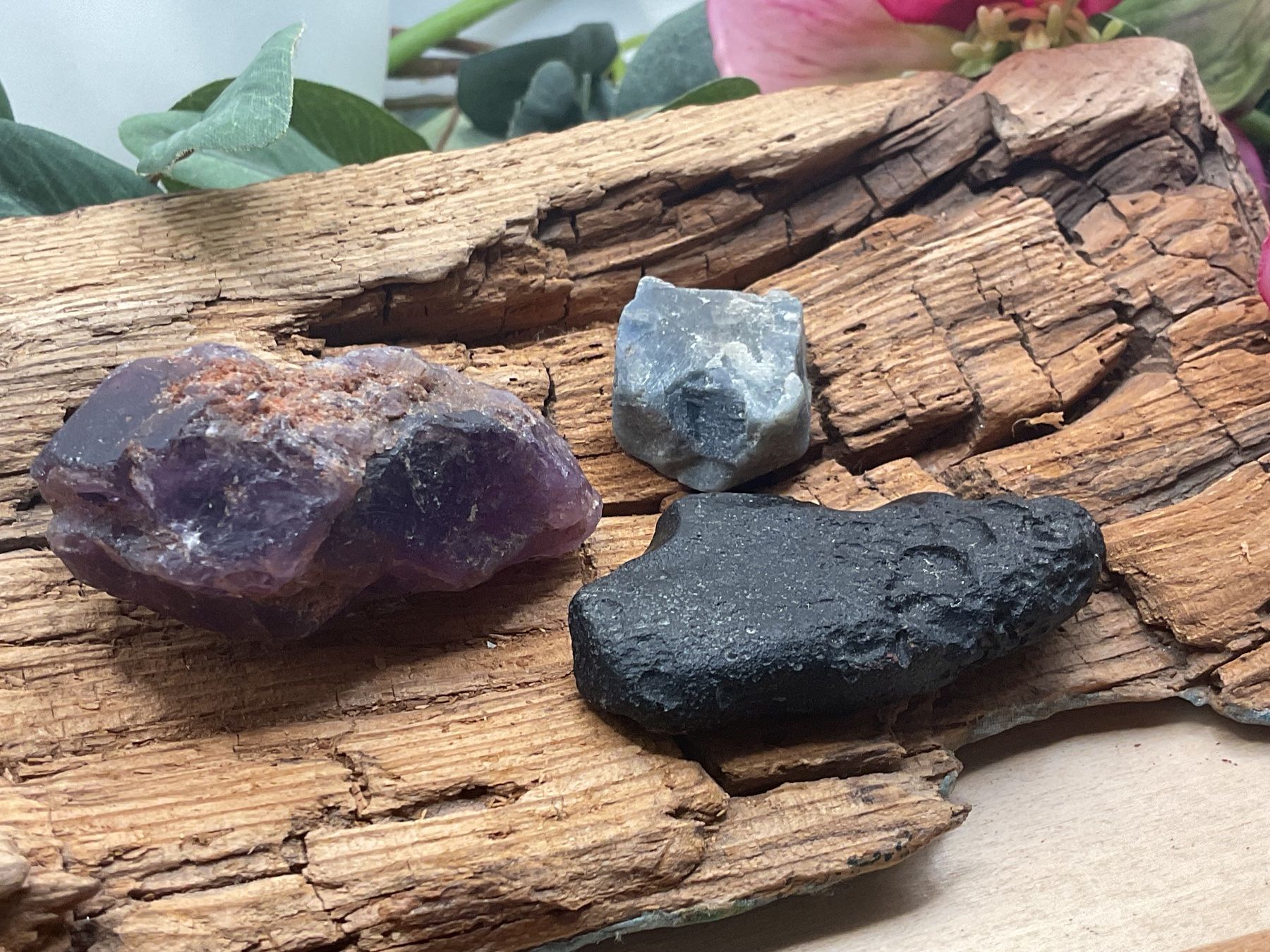 Mineralien & Heilsteine: 3 Rohsteine, Saphir,, Amethyst und Tektit – Neu (gemäss Beschreibung) aus luzern von Alpendorf1