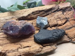 3 Rohsteine, Saphir,, Amethyst und Tektit