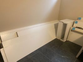 Planches et éléments de meuble blancs en lot démonté