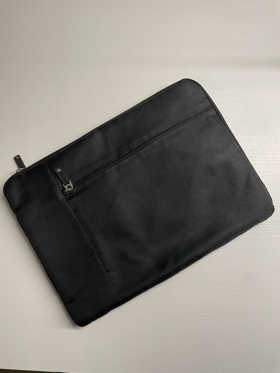 Covers & Taschen: Sleek Black Laptop Sleeve – Gebraucht aus Zürich von bncmgg