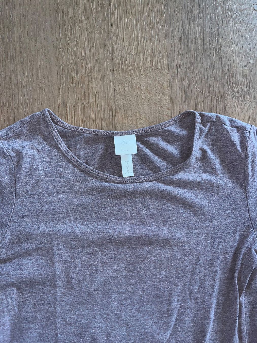 H&M Pulls & Sweat-shirts: Langarmshirt grau-rosa – D'occasion à Laupen BE par lee_ym6v 2