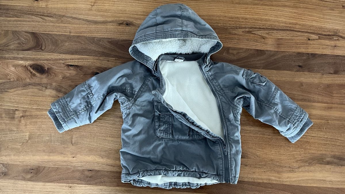 H&M Vestes & Manteaux: Winterjacke, Gr. 80, Junge, Teddyfutter, grau – D'occasion à Ins par trotamunda