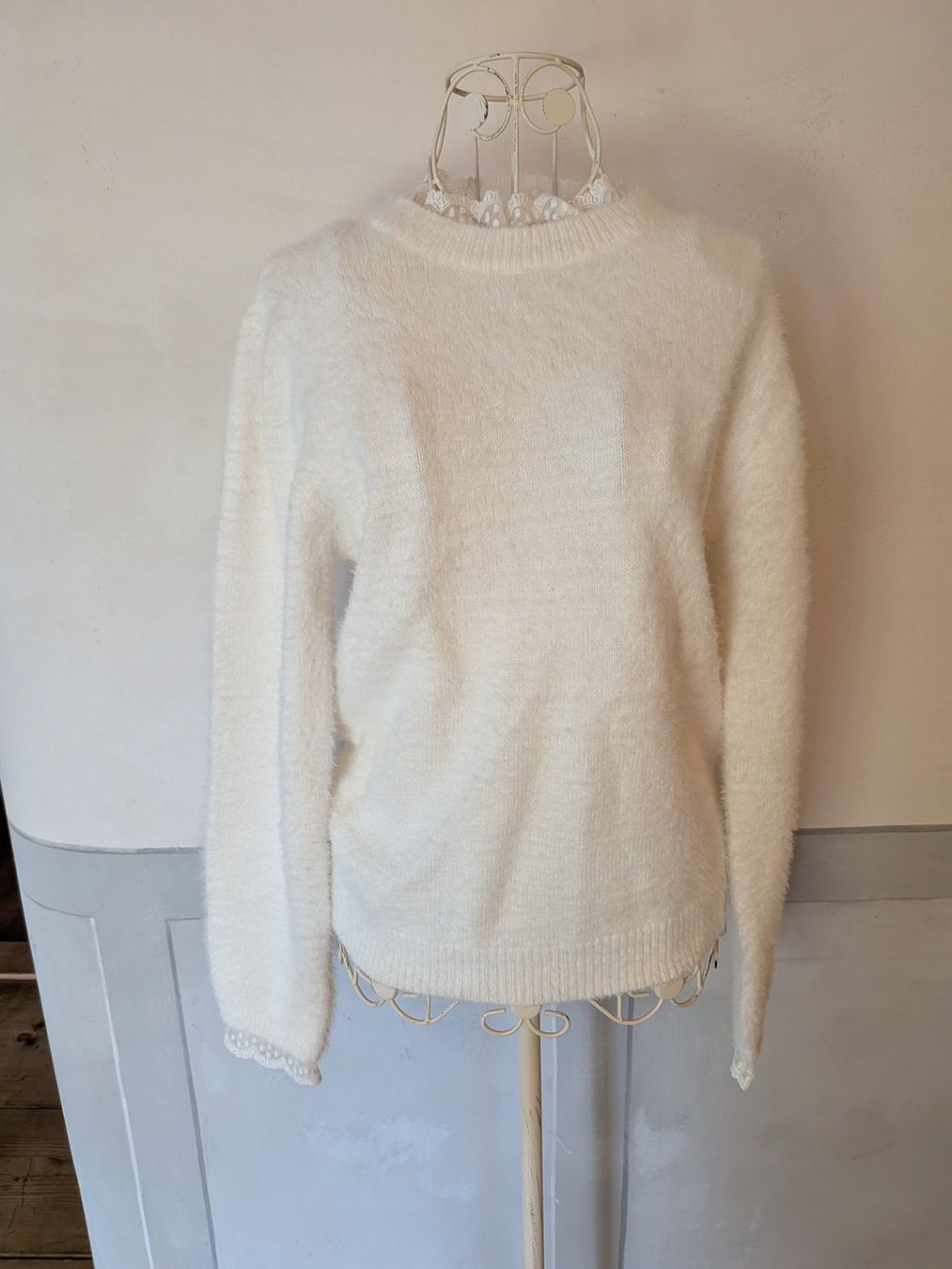 Maglioni & Felpe: Warmer Pulli weiss mit Rüschen - Grösse L – Usato da Dietfurt venduto da Subforce1853