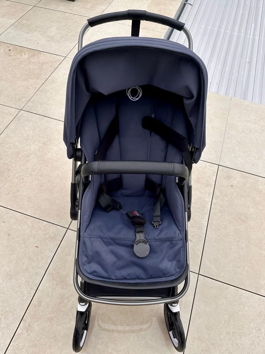 Bugaboo Carrozzine: Poussette Bugaboo Fox 3 bleu marine - très peu utilisée – Usato da Châtillon JU venduto da Spritch 2