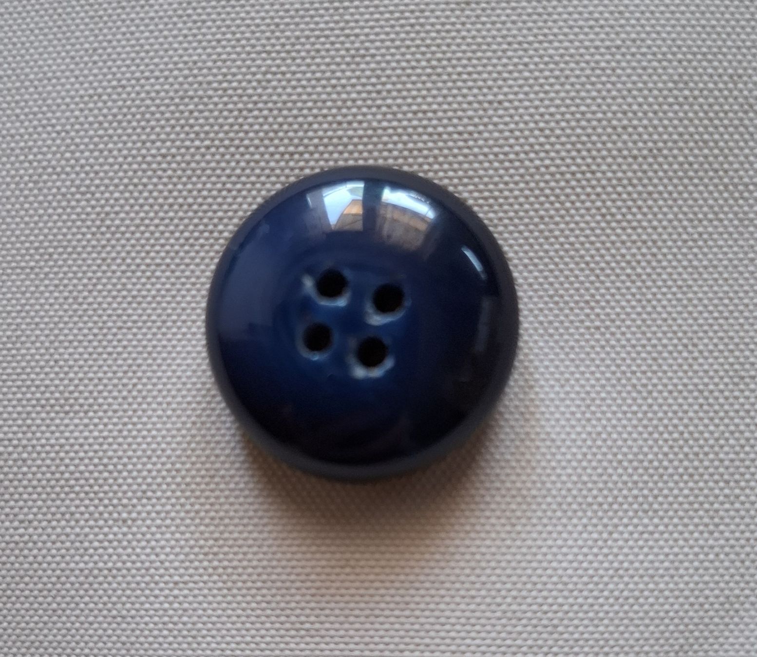 Bottoni: Knopf dunkelblau mit silberfarbenen Muster, 23 mm. – Usato da Dietikon venduto da Hirschkopf 2