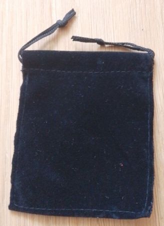 Schwarzer Samtbeutel 8,2 x 6,7 cm mit Zugschnur
