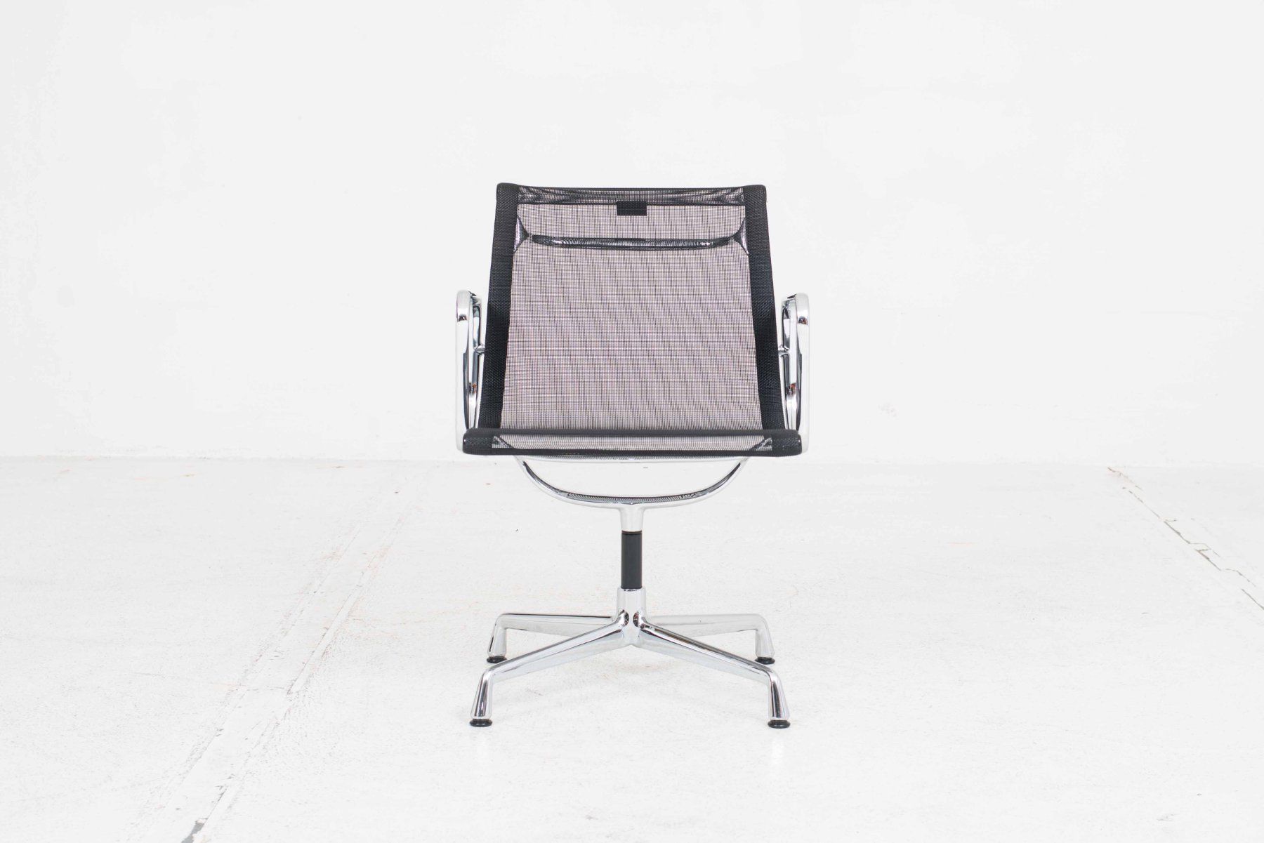 Vitra Sedie: Vitra EA 108 Bürostuhl von Eames mit schwarzem Netzstoff – Usato da Zürich venduto da STUZH38 2