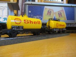 Zwei Shell Kesselwagen sowie ein Tiefbordwagen