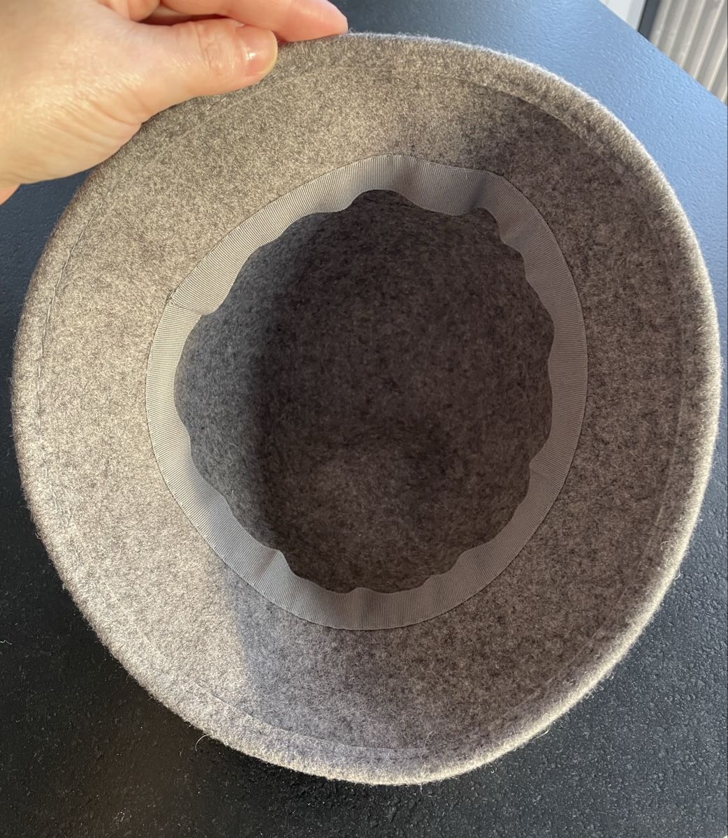 Hüte, Mützen & Caps: Chic Grey Wool Hat with Velvet Band - 58cm – Neu (gemäss Beschreibung) aus Oberwil BL von Stellochkas 2