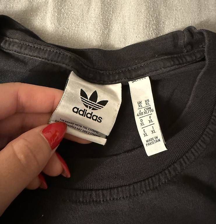 T-shirt: Adidas T-Shirt schwarz mit Logo  – Usato da Wädenswil venduto da dom_pz5d 2