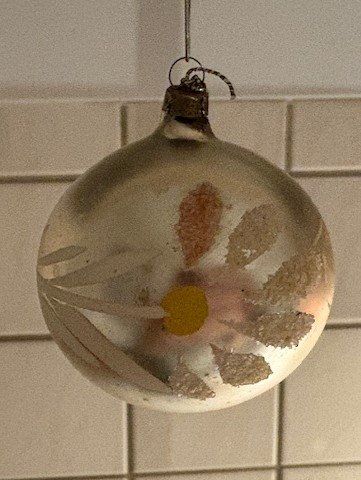 Toutes les décorations: Antike, kleine Weihnachtskugel mit Blumendeko – D'occasion à Gossau/ZH par amazonas66