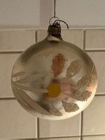 Antike, kleine Weihnachtskugel mit Blumendeko
