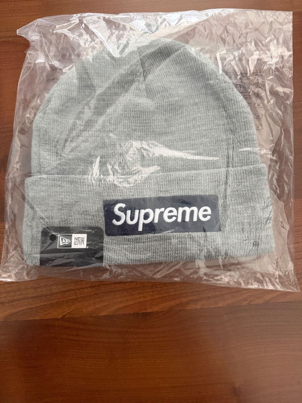 Supreme Copricapi, berretti & cappellini: Supreme New Era Box Logo Beanie FW25 – Nuovo e nell'imballaggio originale da Grabs venduto da Alvin13