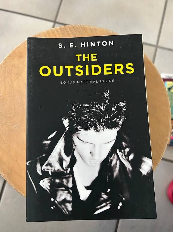 Libri: Libro "The Outsiders" – Usato da Bellinzona venduto da Tamara_Mihajlovic