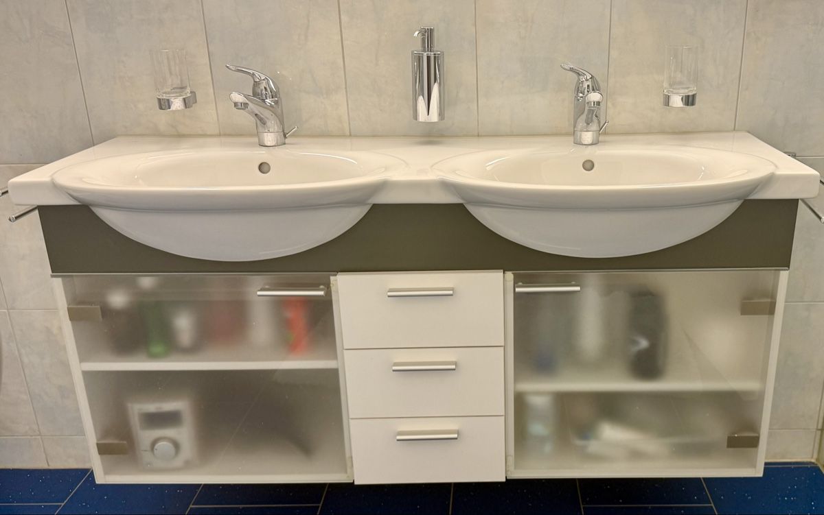 Mobili per bagno: Doppelwaschtisch mit Unterschrank – Usato da Richterswil venduto da ruediko