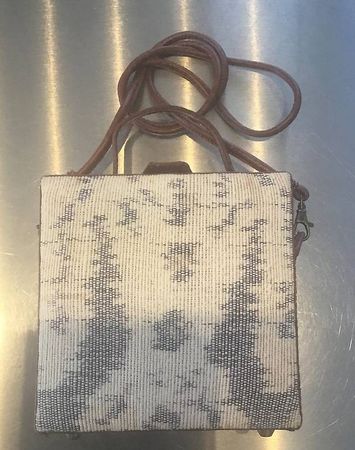 Piccola borsa in pelle e tessuto