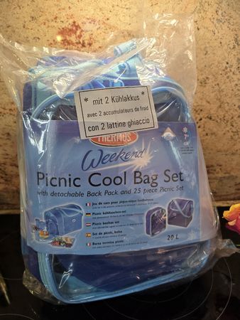 Thermos Picnic Cool Bag Set mit Rucksack und Geschirr NEU