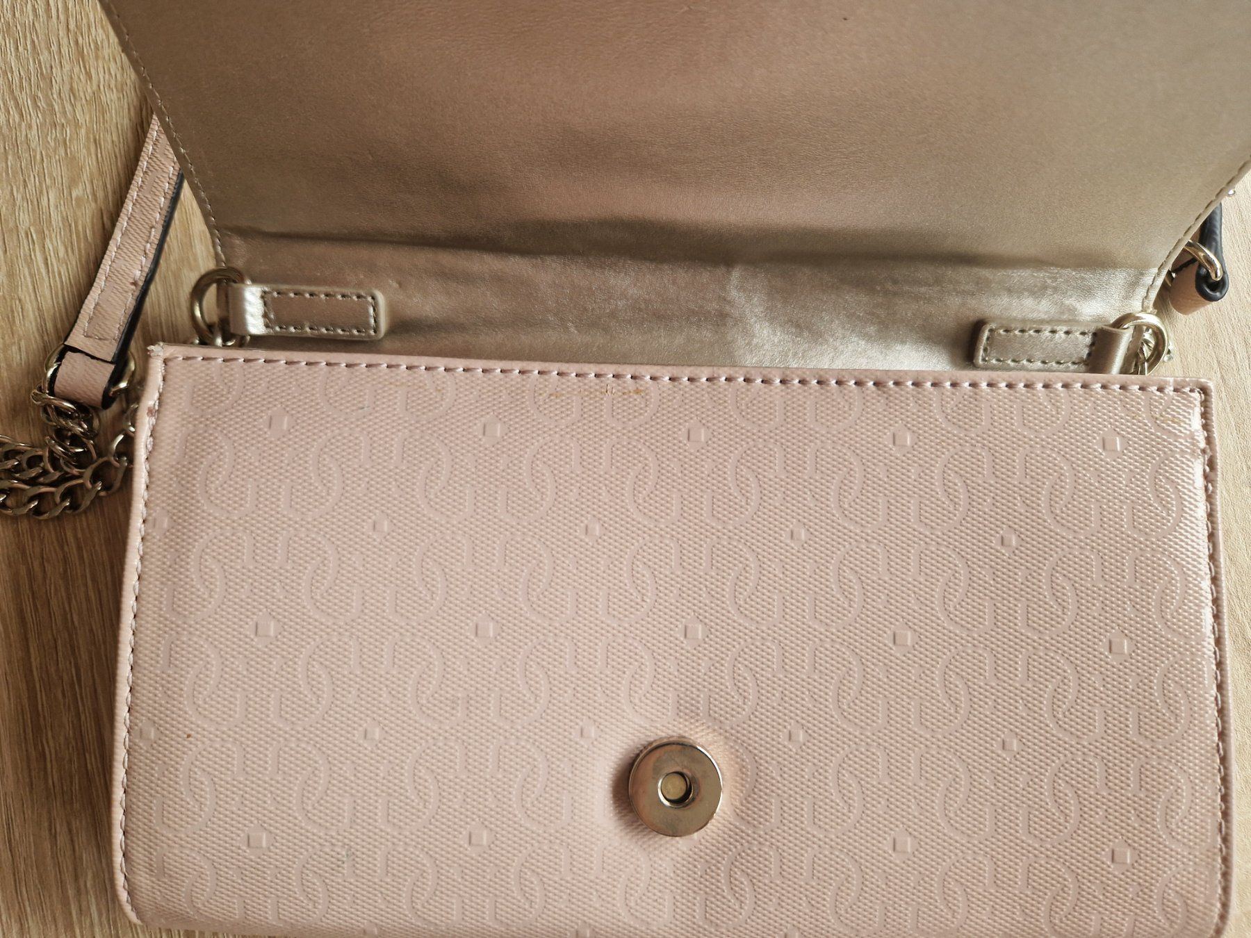 Guess Sacs femmes: Guess Clutch mit Kartenfächern – D'occasion à Kefikon TG par Livline 1