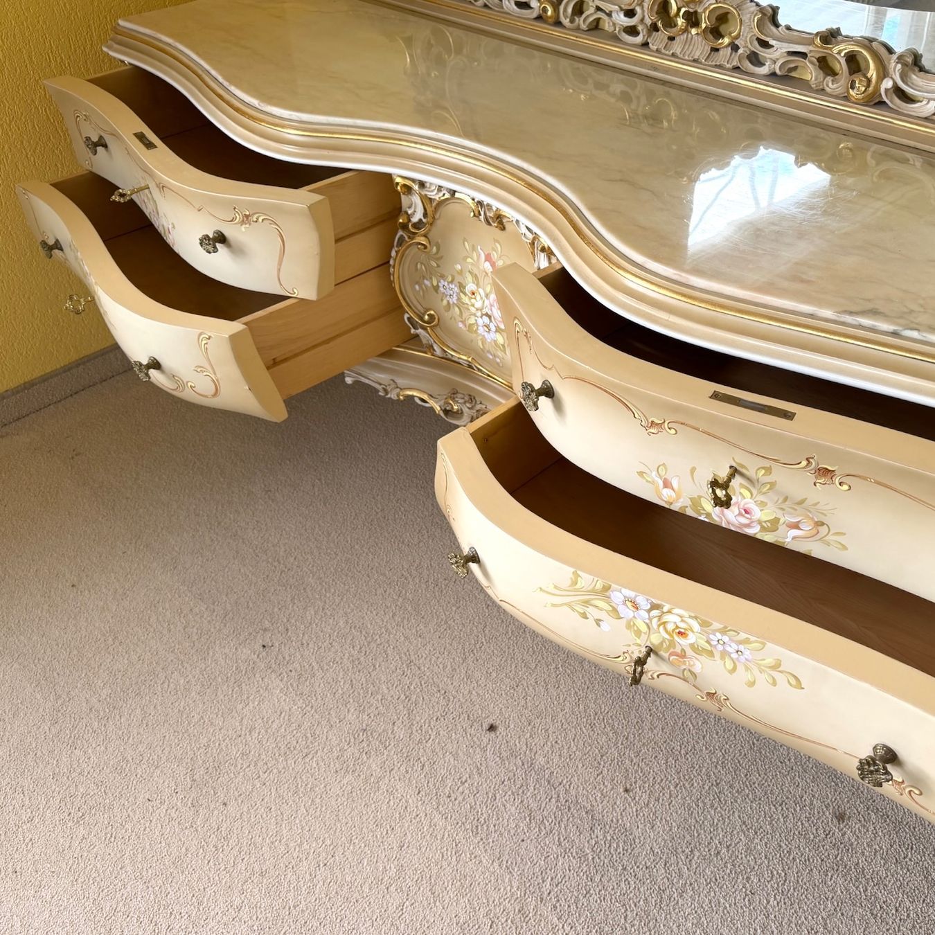 Commodes: |•|  Prunkkommode mit Spiegel – D'occasion à Schlieren par Freundlich02 9