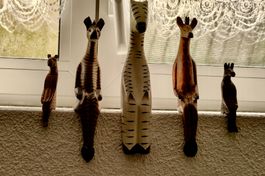 LOT:5 sitzende Holzfiguren: Zebra, Giraffe, Leopard, Gepard