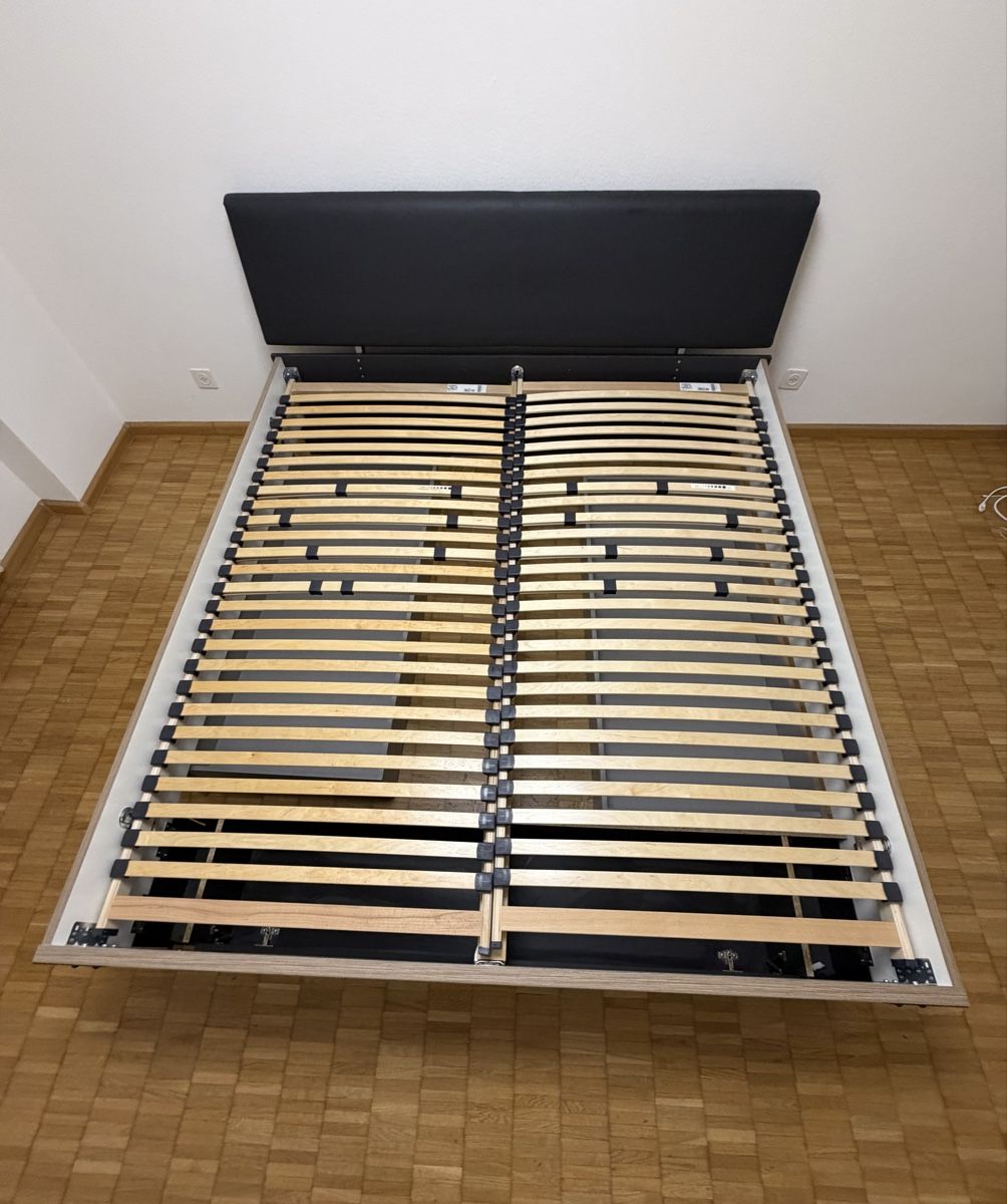 Lits: Bett mit Lattenrost  – D'occasion à Oberwil BL par Hariva