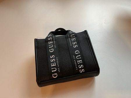 Handtasche Guess schwarz mit Tragekette