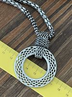 Collier / pendentif rond ajouré tendance bon état 72 cm