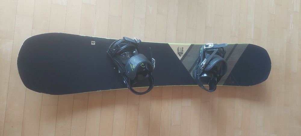Snowboard mit Bindung 1