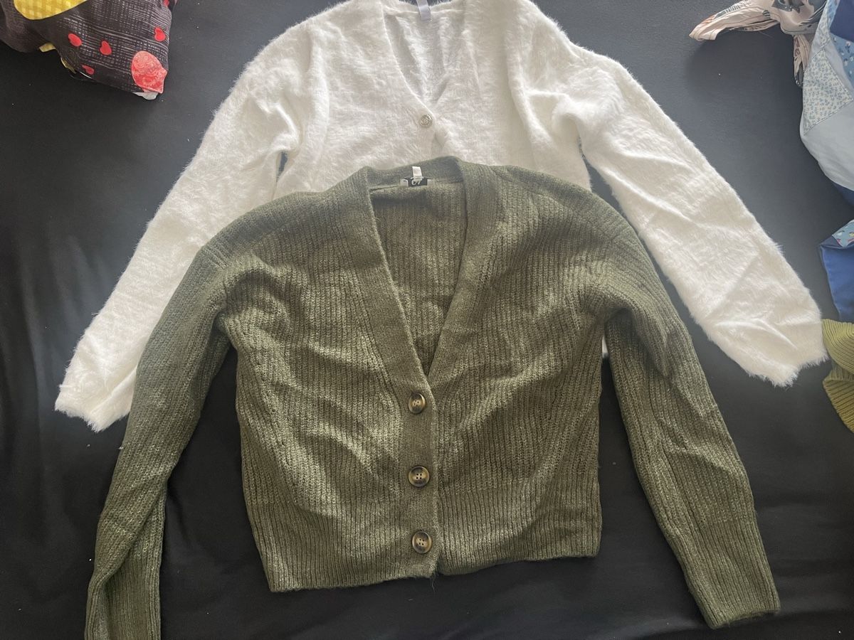 Kleiderpakete: Zwei Strickjacken oliv und weiss neu – Neu (gemäss Beschreibung) aus Olten von sae_82z2