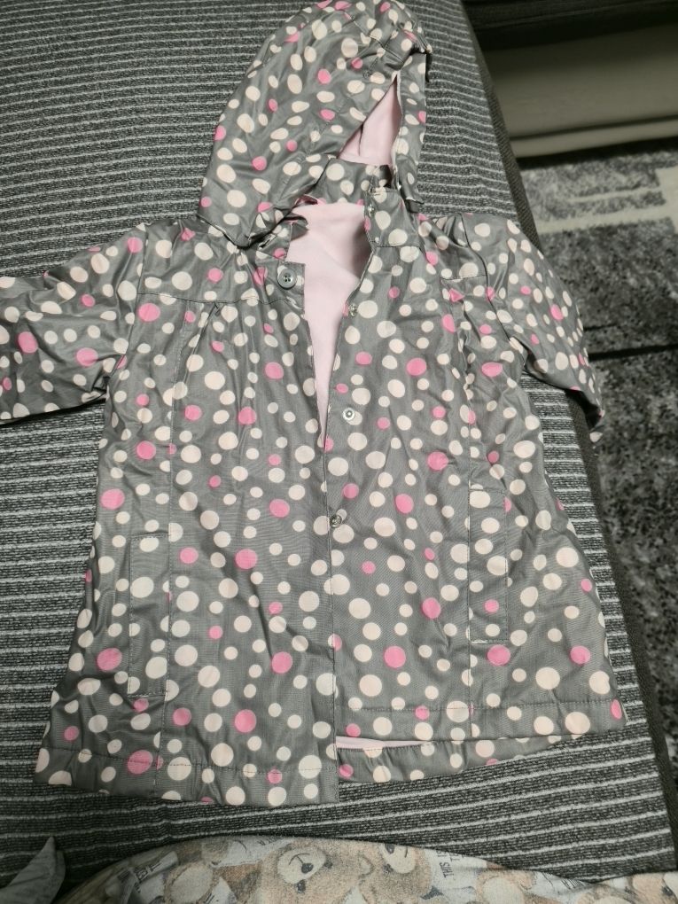 Giacche & Cappotti: Mädchen Regenjacke mit Pünktchenmuster, Grösse 92 – Usato da Ehrendingen venduto da Ince2016