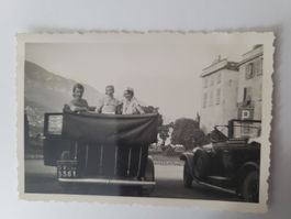 Altes Foto Auto mit Personen RA