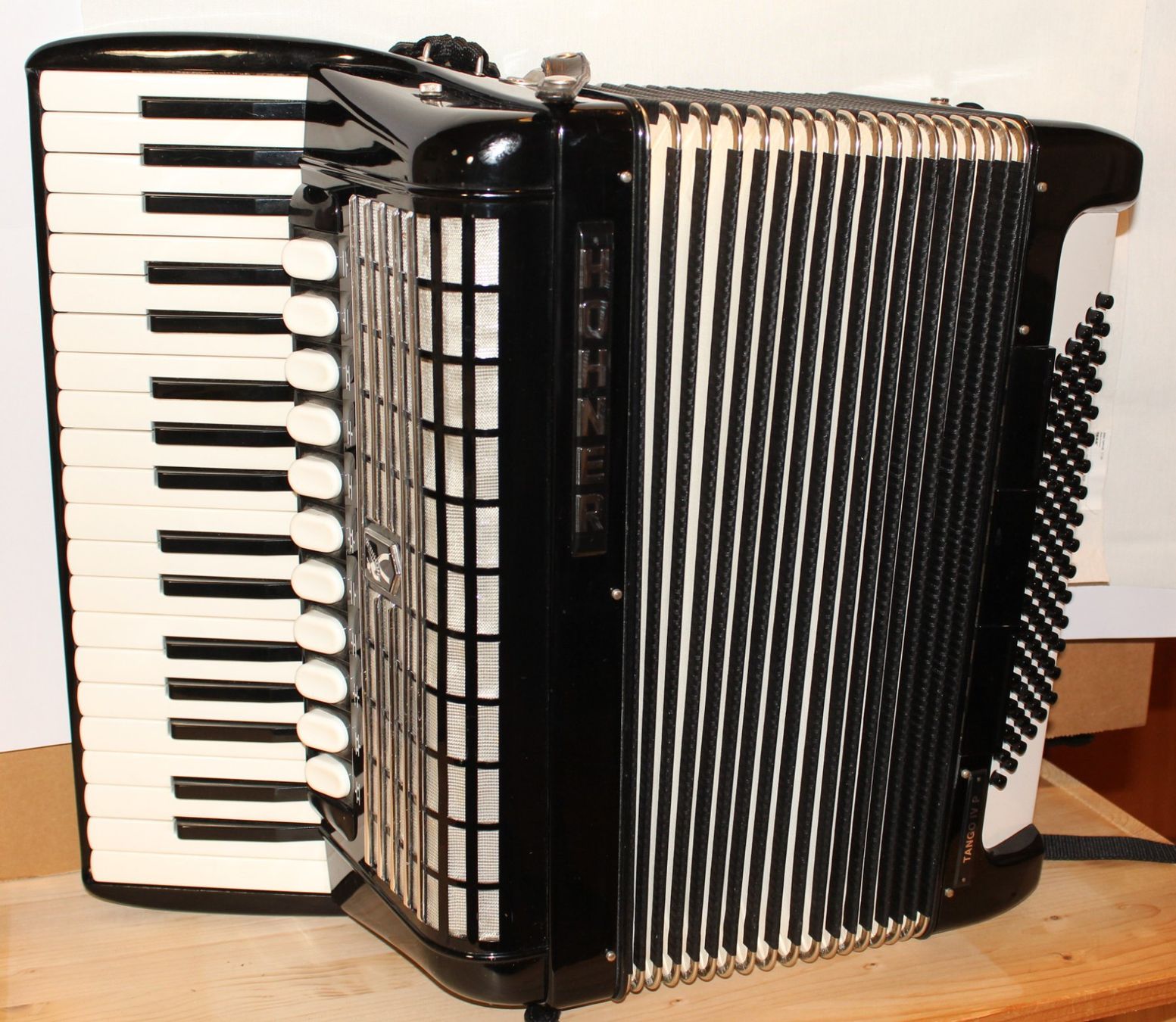 Hohner Musikinstrumente: Akkordeon  Hohner Tango IV P – Gebraucht aus Lommiswil von samburi 1