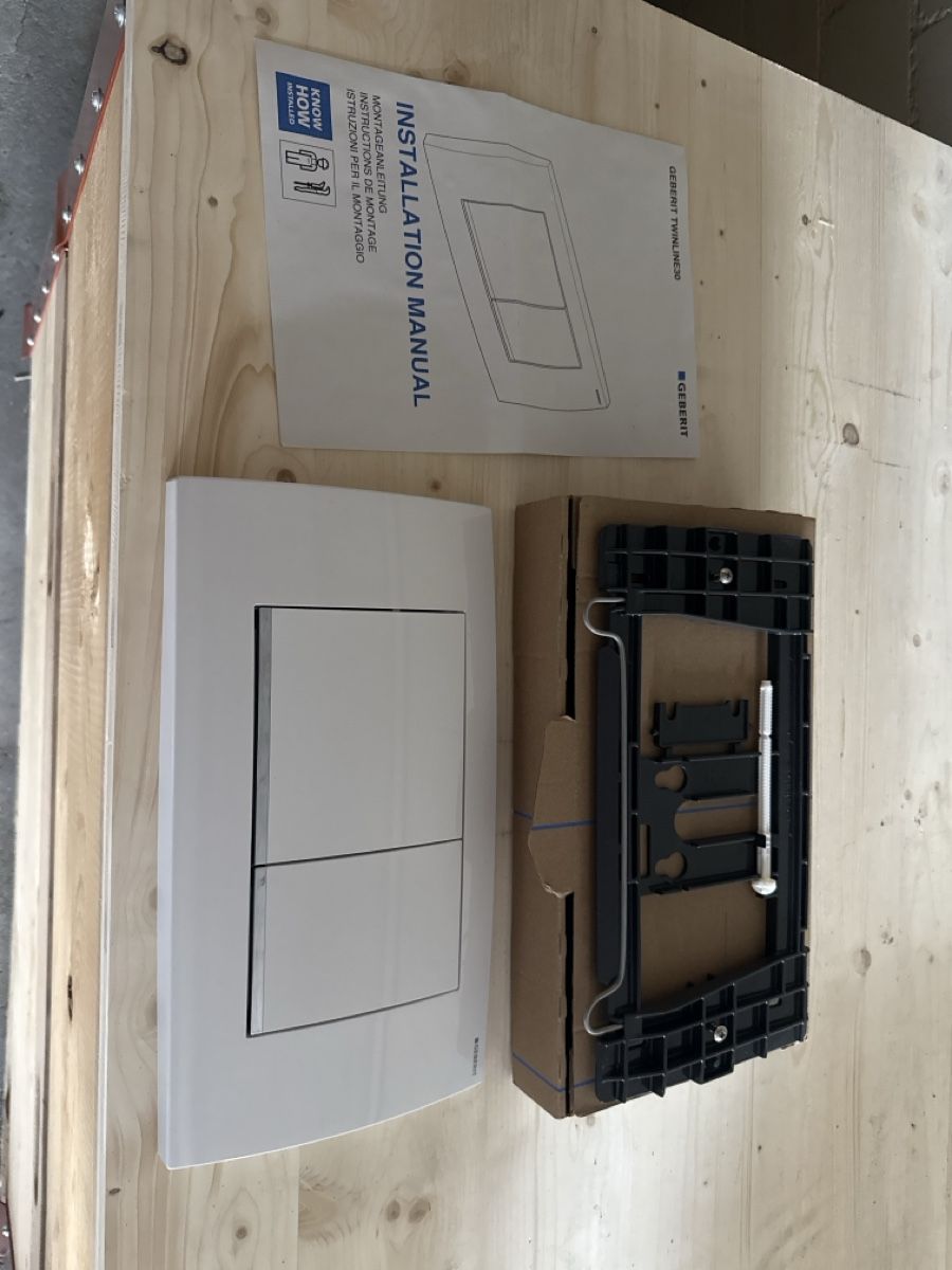 Geberit WC: Geberit Twinline30 Spuelplattengarnitur Glanzchrom neu – Gebraucht aus Effretikon von a.husejni01
