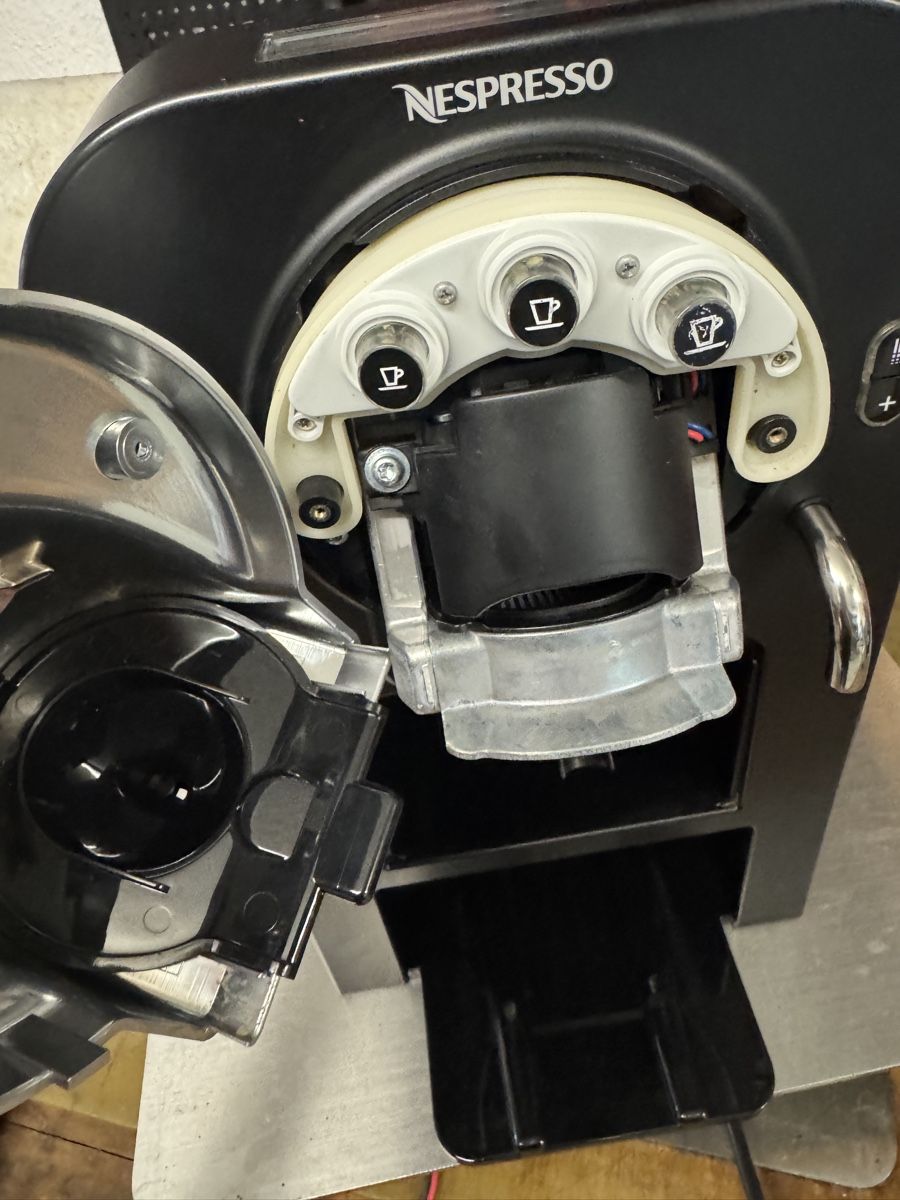 Nespresso Macchine per caffè & Macchine per espresso: Nespresso Gemini CS100 – Usato da Tegerfelden venduto da k-m-service.ch 2