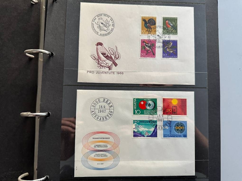 Tous les timbres: Ordner mit 23 Ersttagsbriefen Schweiz – D'occasion à Basel par Chregu07 1